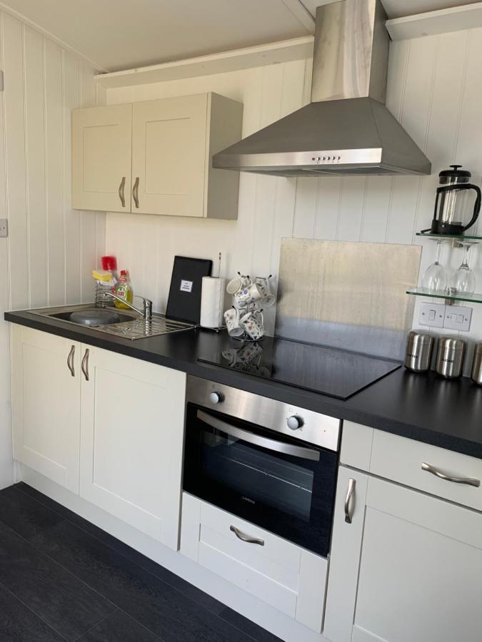 Tides Reach, Deluxe Shepherds Hut 1, 100M From The Beach Сент-Меррин Екстер'єр фото